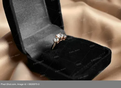 Обручальное кольцо в красной коробке Стоковое Фото - изображение  насчитывающей драгоценности, захват: 28302722