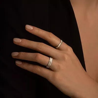 Обручальные кольца с гравировкой символа свадебника