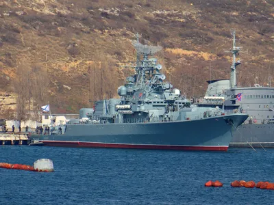 Сторожевой корабль \"Ладный\" проекта 1135 у причала в Севастополе
