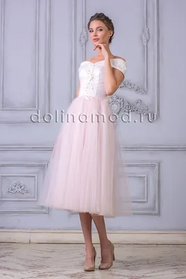 Короткое платье из блестящей ткани с пышной юбкой и объемными рукавами в  Хабаровске