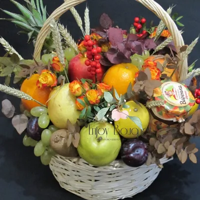 Подарочная корзина с фруктами, ягодами и цветами «Долина» — магазин  подарков Макс-ГИФТ