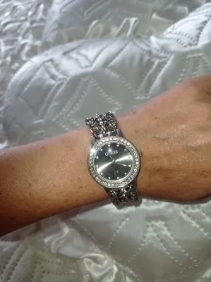 красивые белые часы в молодой женской руке. на открытом воздухе Стоковое  Фото - изображение насчитывающей элегантность, одето: 220230116