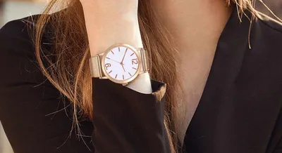 Вид красивых наручных часов с простой фон Стоковое Фото - изображение  насчитывающей взорвать, дата: 210874064
