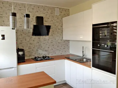 Белая угловая кухня под окно, классика, мини барокко с золотистой патиной |  АК-Мебель