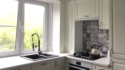 Кухни с окном в рабочей зоне (19 фото интерьеров)