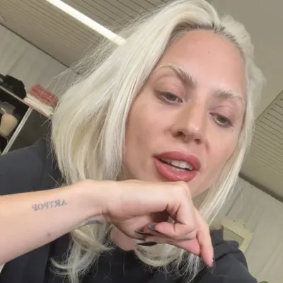Леди Гага показала лицо без макияжа и порадовала фанатов: Личности:  Ценности: Lenta.ru