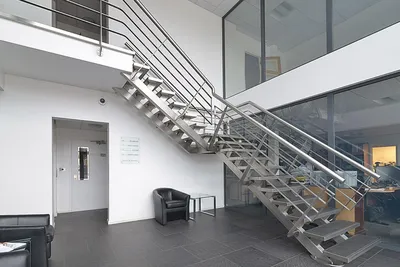 Лестница на металлическом косоуре \"Стрингер\" | La loft