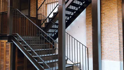 Металлическая лестница с забежными ступенями, лестницы из металла с  забежными ступенями