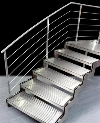 Готовая лестница к крыльцу – альтернатива металлической лестнице,  изготовленной своими руками