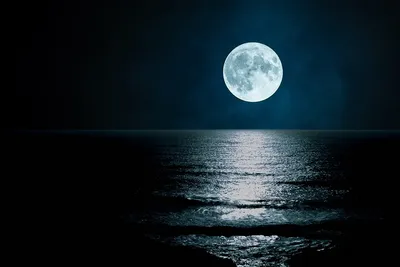 Посмотри. - Завораживающая луна над морем. | Facebook
