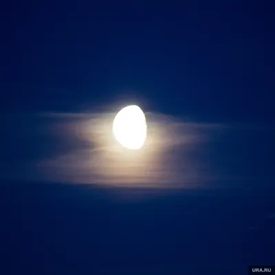 Бесплатные Луна над Марибирнонгский, темное небо 3 стоковые фотографии |  FreeImages
