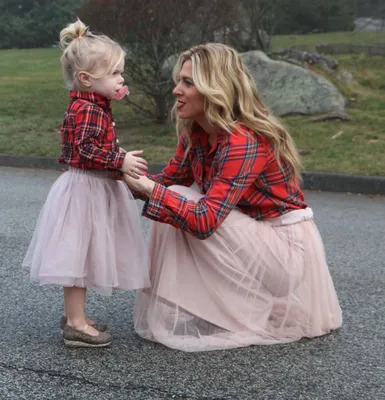 Мама с дочерью в розовых платьях и босиком гуляют по полю молодая красивая  мама с дочерью в одинаковой одежде семья в одном образе модный стиль одежда  для родителей и детей | Премиум Фото