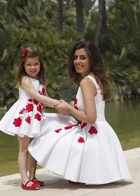 Красивые одинаковые платья для мамы и дочки – прелестные фото идеи образов  мам и дочек в одинаковой одежде | Семейные наряды, Девушка в платье, Платья