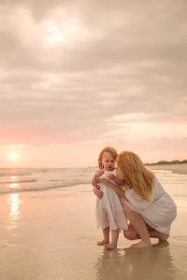 Фотосессия с ребёнком у моря | Beach photoshoot family, Mother baby  photography, Motherhood photos
