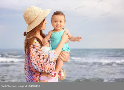 Счастливая мама с маленькой дочкой на пляже :: Стоковая фотография ::  Pixel-Shot Studio