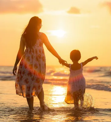 Молодая счастливая мама с маленькой дочкой, на берегу моря. Любить мать и  ребенок. Стоковое Изображение - изображение насчитывающей немного, портрет:  202879725