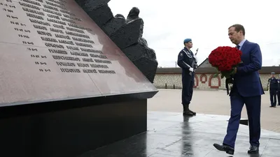 Политик, друг президента и главная угроза Европе. Дмитрий Медведев отмечает  58-летие