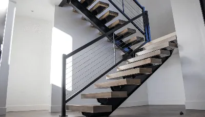 Металлический каркас лестницы в доме на второй этаж