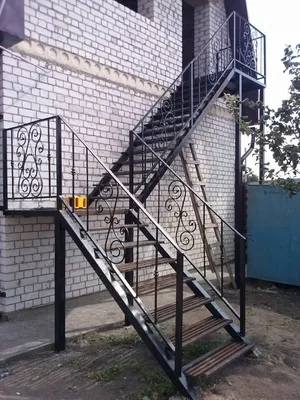 Металлическая лестница на второй этаж на косоурах | Лестница в дом в Минске