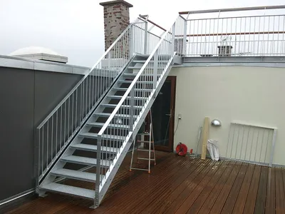 Наружные металлические лестницы для дома на второй этаж г. Киев