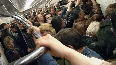 Москвичей убедят не ездить на метро в часы пик - Ведомости