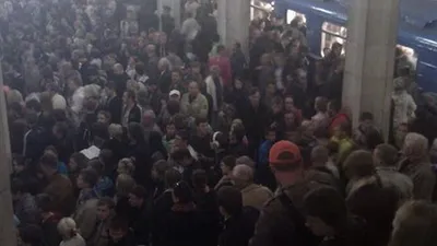 Нововведения в петербургском метро: в час пик пассажиры не смогут ездить  сидя - KP.RU