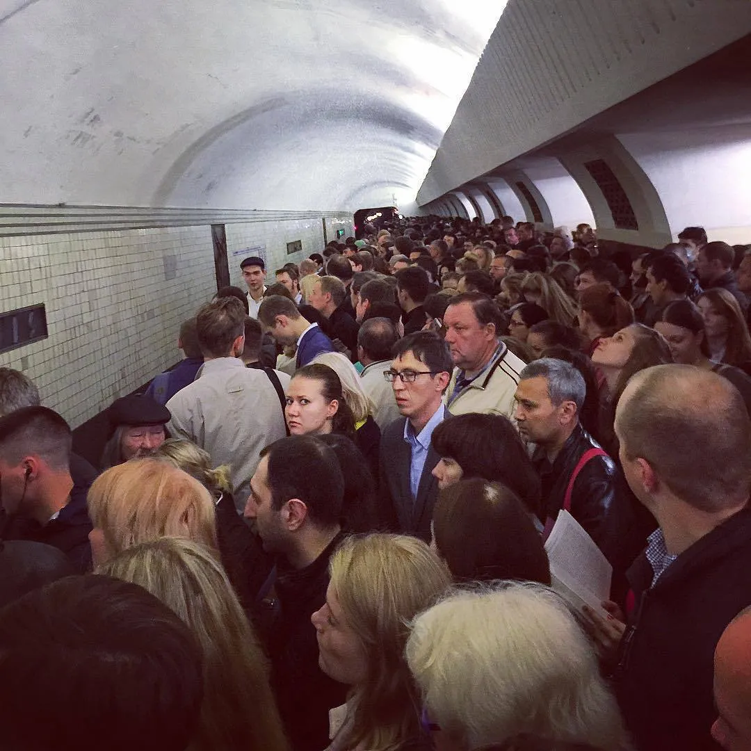 Метро текстильщики кузьминки. Метро библиотека имени Ленина в час пик. Станция Таганская час пик. Фиолетовая ветка метро час пик Таганская. Час пик в метро в Москве Текстильщики Кузьминки.