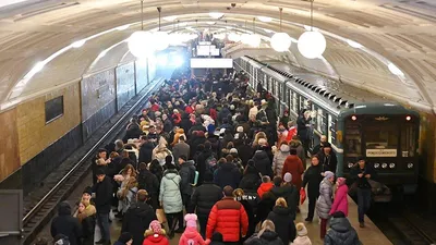 В киевском метро образовалась огромная толпа из-за фейкового сообщения о  бомбе - Стоят вплотную и не все в масках: в киевской подземке засняли  огромную толпу в час пик (видео и фото) -