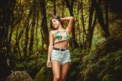 Молодая модель в лесу в модной одежде | Премиум Фото