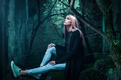 Женщина-модель излучает высокую моду в туманном лесу. | Премиум Фото