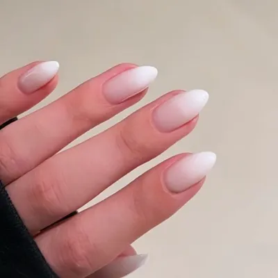 Milky nails дизайны 2021-2022: как создать самый трендовый маникюр молочными  базами, топами и гелями