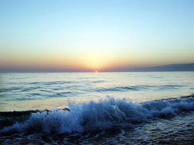 Пенный шелест волн прибрежных: почему людей успокаивает шум моря - Звук
