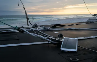 Обои на телефон: морской пейзаж для вашего экрана | В гамаке на море Фото  №1321792 скачать