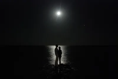Море ночью, в небе яркая луна, …» — создано в Шедевруме