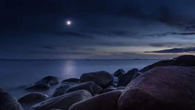 Прибой моря ночи, загубленная пристань и луна в небе (Чёрном море, Болгарии  Стоковое Фото - изображение насчитывающей поверхность, пристань: 35382808