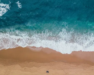 Пляж и большие океанские волны. Побережье в качестве фона из вид сверху.  Фон открытого моря от беспилотников. От того и летом с во Стоковое  Изображение - изображение насчитывающей песок, лето: 201537405