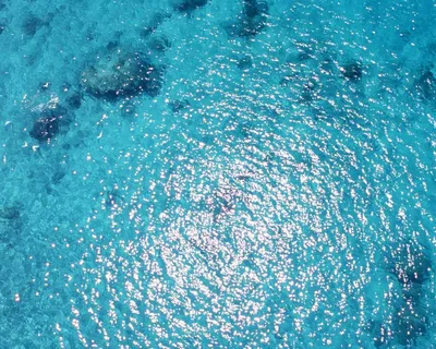 Вид на Средиземное море, вид сверху на открытое море Стоковое Фото -  изображение насчитывающей здорово, капельки: 156269218