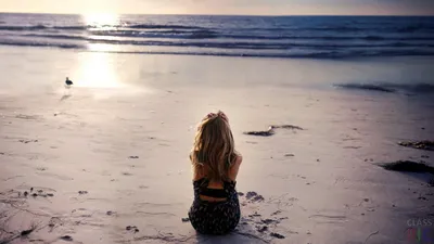 Сидит девушка на берегу моря спиной…» — создано в Шедевруме