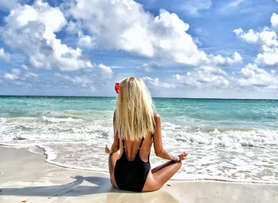 Девушка по цене на камне, на берегу моря спиной к камере с видом на море.  Танцы. Стоковое Изображение - изображение насчитывающей танцы, вниманиях:  192024431