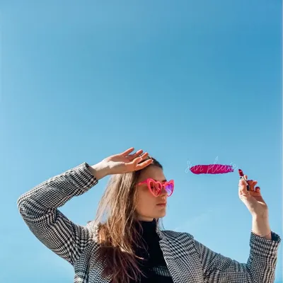 девушка на фоне неба фотография Stock | Adobe Stock