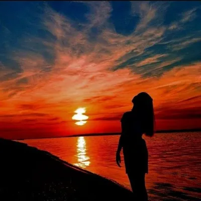 Оранжевый закат на море силуэт человека на фоне заката. Девушка находится  на пляже на закате Стоковое Фото - изображение насчитывающей мужчина,  девушка: 211441666
