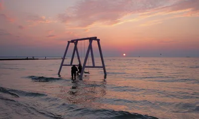 Двойные Качели На Пляже На Берегу Моря — стоковые фотографии и другие  картинки Проприано - Проприано, Без людей, Вода - iStock