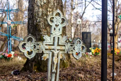 Файл:Крест на могиле Тищинского Белое дело.jpg — Википедия