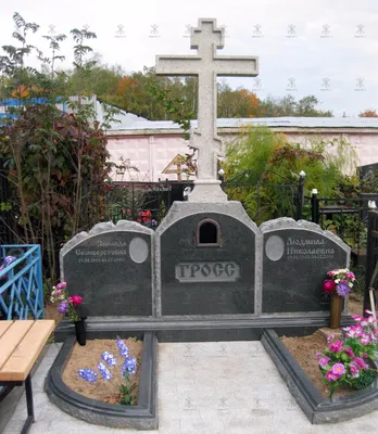 Каменный крест на кладбище стоковое фото ©Cornfield 86907762
