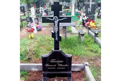 Как выглядит могила Евгения Пригожина: крест-голбец, погребальная молитва и  цветы от «Вагнера», крест с крышей — откуда это, какие бывают памятники и  надгробия и что в православии запрещают ставить на могилу -