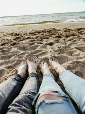 Женские ноги, море стоковое фото. изображение насчитывающей персона -  94924614