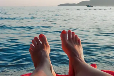 Ноги женщины отдыха на берегу моря Стоковое Фото - изображение  насчитывающей бобра, отдых: 201380008
