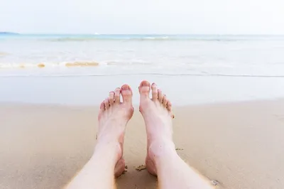 Ноги на фоне моря - 46 фото