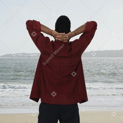 Фото Вид сзади человека, смотрящего на море