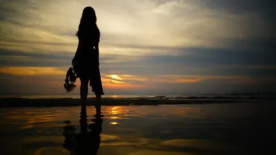 Снимок сзади: женщина, держащая волосы у моря с копировальным пространством  | Премиум Фото